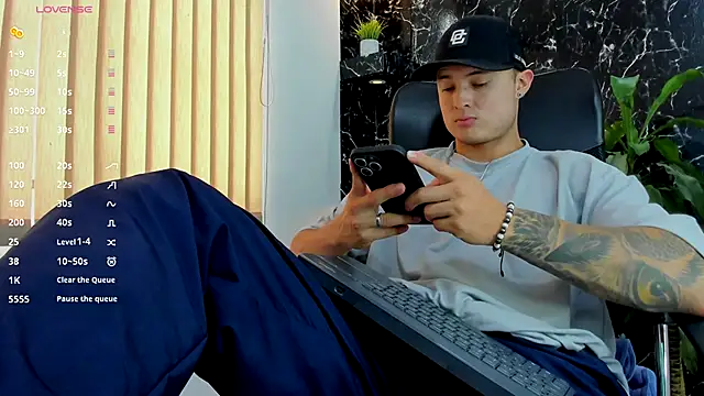 Snapshot of Alexander_ferre chatting on 09/27/25, 06:24 Alexander ferre online show from 09/27/25, 06:24