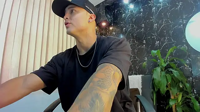 Snapshot of Alexander_ferre chatting on 10/15/25, 01:00 Alexander ferre online show from 10/15/25, 01:00