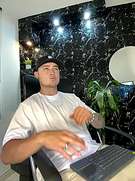 Snapshot of Alexander_ferre chatting on 01/06/26, 01:04 Alexander ferre online show from 01/06/26, 01:04