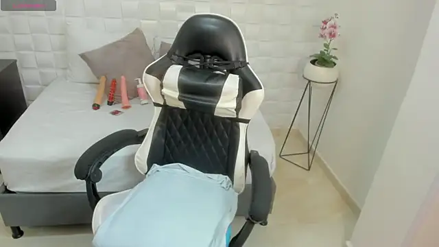 yulitza1025 online show from 11/28/25, 11:46