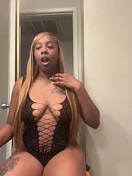 ObsessedWLyla online show from 10/31/25, 07:09