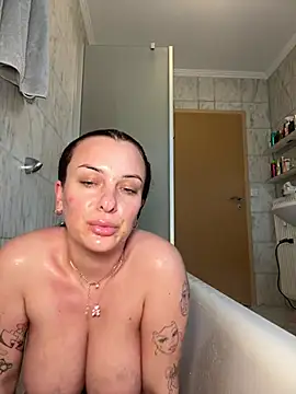 Snapshot of OliviaaFischer chatting on 05/17/26, 05:42 OliviaaFischer online show from 05/17/26, 05:42