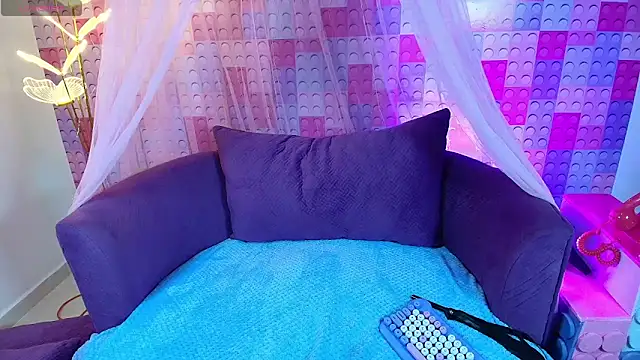 Snapshot of _Priscilla_ chatting on 09/20/25, 02:56 Priscilla online show from 09/20/25, 02:56