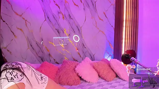 Emmiicute online show from 11/03/25, 08:21