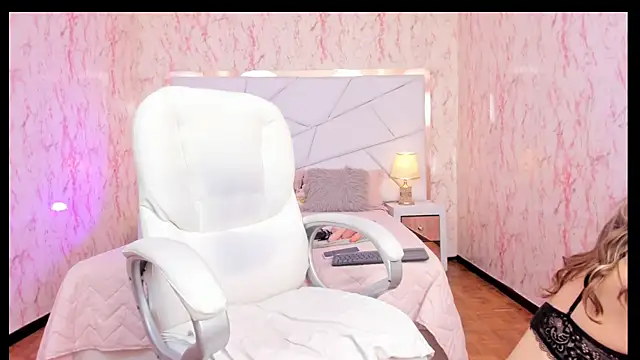 Emily Whinfre online show from 09/25/25, 08:34