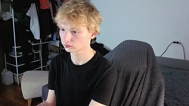 Snapshot of Your_avatar chatting on 10/22/25, 11:15 Your avatar online show from 10/22/25, 11:15