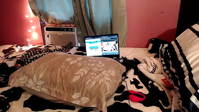 Snapshot of RicaSuave_69 chatting on 05/06/26, 11:10 RicaSuave 69 online show from 05/06/26, 11:10