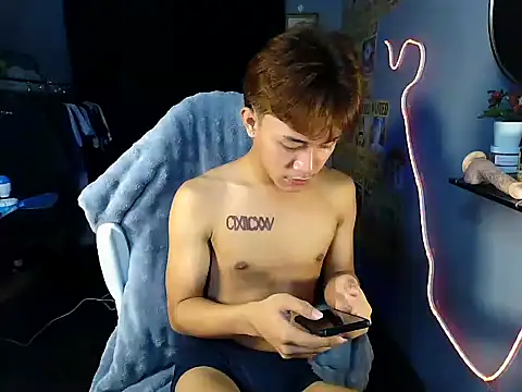 Snapshot of naughtyboyloy_0 chatting on 06/17/26, 11:05 naughtyboyloy 0 online show from 06/17/26, 11:05