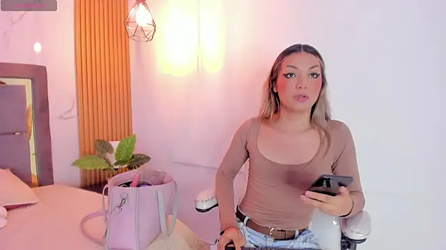 Doll Isa  online show from 04/04/26, 08:28