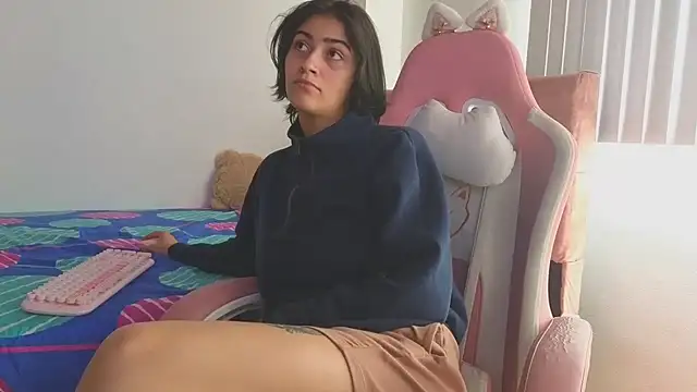 Snapshot of Crystal_Star_ chatting on 11/03/25, 01:34 Crystal Star online show from 11/03/25, 01:34