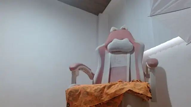 Snapshot of Crystal_Star_ chatting on 12/16/25, 11:26 Crystal Star online show from 12/16/25, 11:26