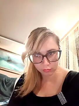 Crystal00Girl online show from 10/13/25, 08:53