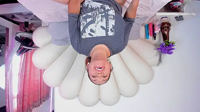 Snapshot of MiaCastillo chatting on 09/26/25, 07:18 MiaCastillo online show from 09/26/25, 07:18