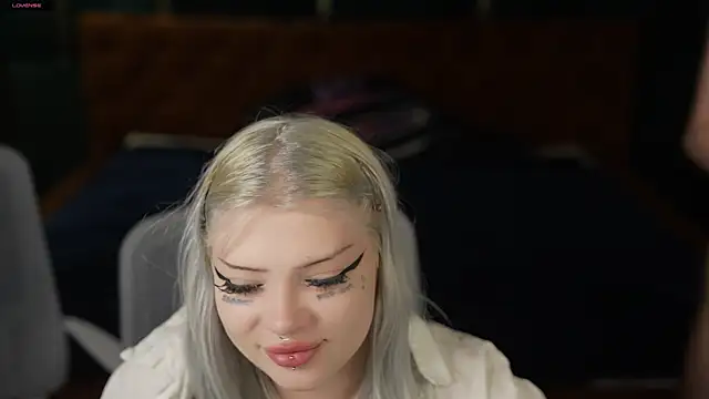 Snapshot of Naomi_054 chatting on 11/21/25, 03:33 Naomi 054 online show from 11/21/25, 03:33