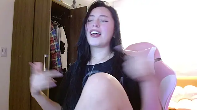 madissooon   online show from 11/21/25, 04:55