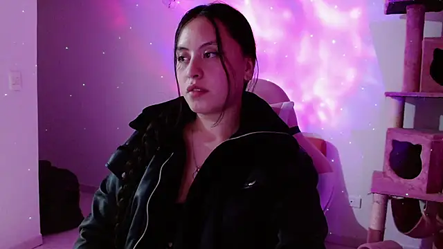 madissooon   online show from 12/15/25, 04:39