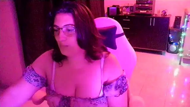 Snapshot of lina_maria99 chatting on 04/28/26, 02:27 lina maria99 online show from 04/28/26, 02:27