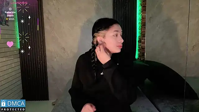 stepha   online show from 12/17/25, 11:05