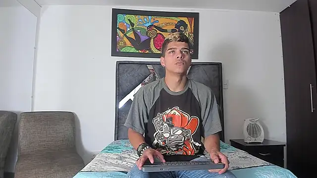 Snapshot of wyatt_3 chatting on 10/24/25, 12:01 wyatt 3 online show from 10/24/25, 12:01