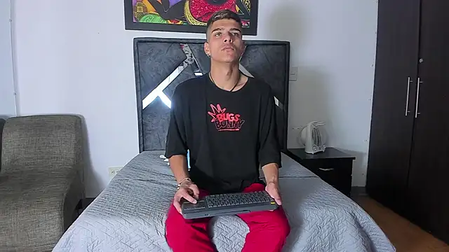 Snapshot of wyatt_3 chatting on 10/27/25, 12:20 wyatt 3 online show from 10/27/25, 12:20