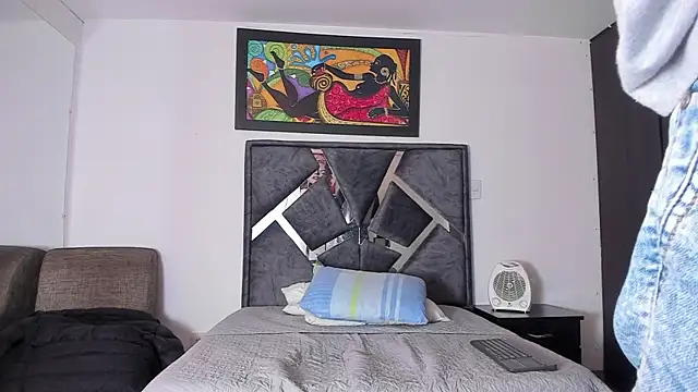 Snapshot of wyatt_3 chatting on 10/28/25, 12:30 wyatt 3 online show from 10/28/25, 12:30