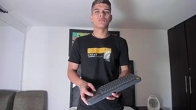 Snapshot of wyatt_3 chatting on 10/29/25, 12:18 wyatt 3 online show from 10/29/25, 12:18