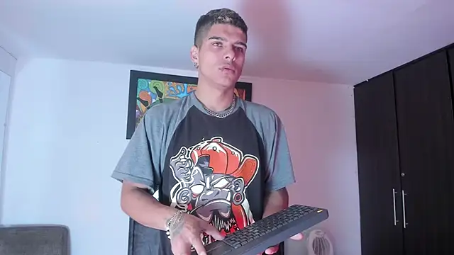 Snapshot of wyatt_3 chatting on 11/02/25, 01:35 wyatt 3 online show from 11/02/25, 01:35