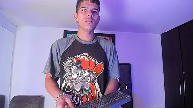 Snapshot of wyatt_3 chatting on 11/08/25, 12:27 wyatt 3 online show from 11/08/25, 12:27