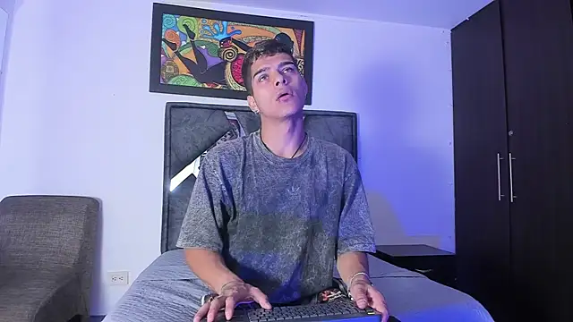 Snapshot of wyatt_3 chatting on 11/10/25, 12:15 wyatt 3 online show from 11/10/25, 12:15