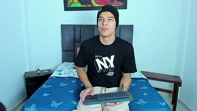 Snapshot of wyatt_3 chatting on 11/21/25, 12:04 wyatt 3 online show from 11/21/25, 12:04