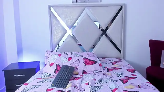 Snapshot of wyatt_3 chatting on 11/25/25, 12:05 wyatt 3 online show from 11/25/25, 12:05