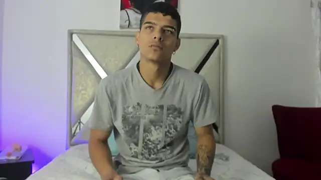 Snapshot of wyatt_3 chatting on 11/26/25, 11:33 wyatt 3 online show from 11/26/25, 11:33