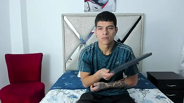 Snapshot of wyatt_3 chatting on 12/15/25, 01:37 wyatt 3 online show from 12/15/25, 01:37