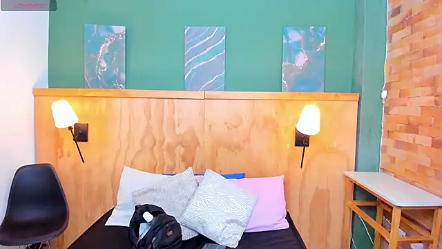 halleylorens online show from 04/21/26, 07:17