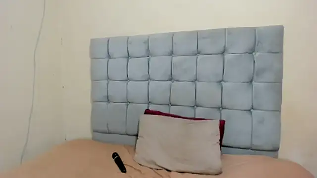 curveAss222 online show from 10/18/25, 05:35