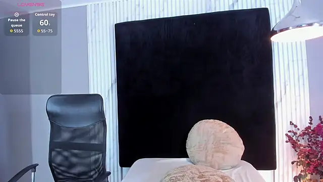 Snapshot of MONIK_FOX_CR chatting on 09/29/25, 07:40 MONIK FOX CR online show from 09/29/25, 07:40