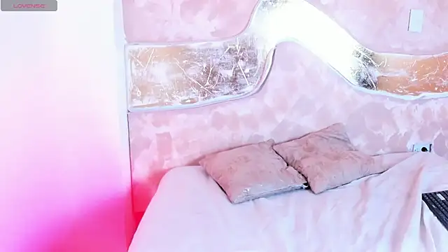 Snapshot of MONIK_FOX_CR chatting on 10/20/25, 07:36 MONIK FOX CR online show from 10/20/25, 07:36