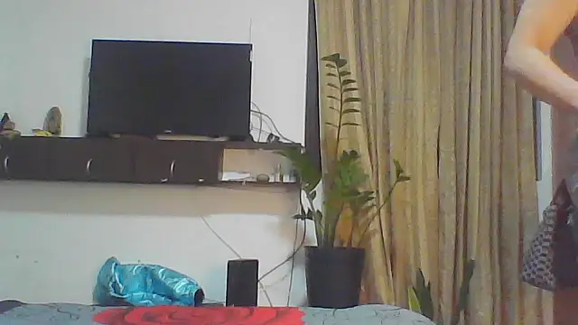 naiaratobon   online show from 10/24/25, 03:36