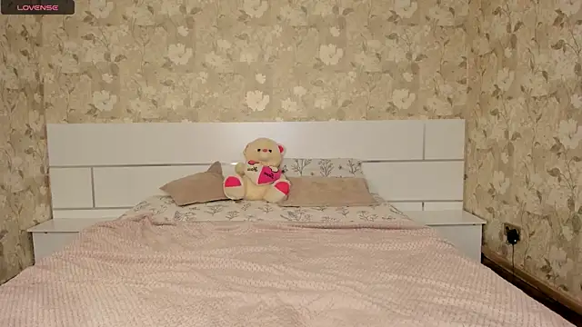 Snapshot of mishapallmer chatting on 11/23/25, 10:15 mishapallmer online show from 11/23/25, 10:15