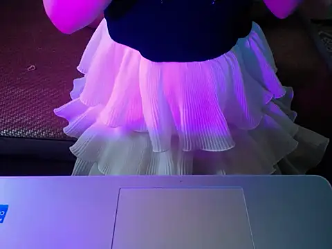 Snapshot of ahoa_Tk chatting on 11/11/25, 05:18 ahoa Tk online show from 11/11/25, 05:18