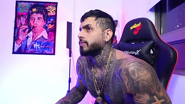 Snapshot of logan_hugh8 chatting on 11/12/25, 04:57 logan hugh8 online show from 11/12/25, 04:57