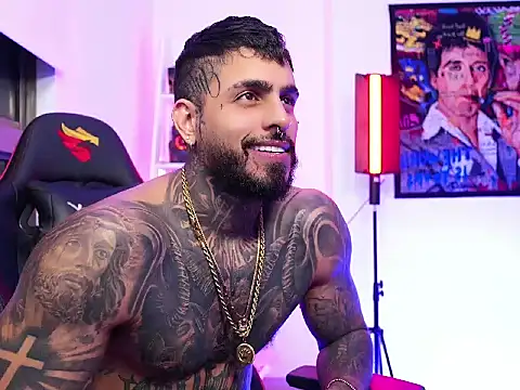 Snapshot of logan_hugh8 chatting on 11/14/25, 05:28 logan hugh8 online show from 11/14/25, 05:28