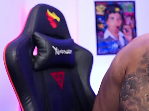 Snapshot of logan_hugh8 chatting on 11/23/25, 02:22 logan hugh8 online show from 11/23/25, 02:22