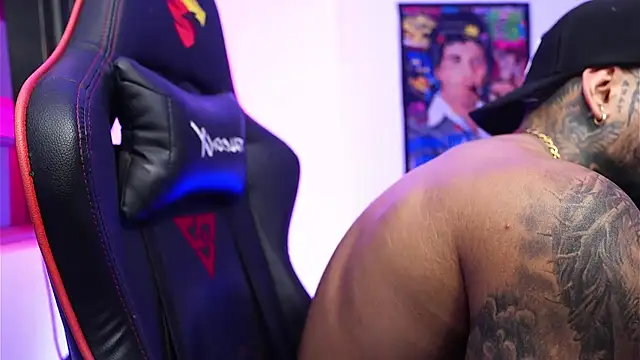 Snapshot of logan_hugh8 chatting on 12/16/25, 01:10 logan hugh8 online show from 12/16/25, 01:10