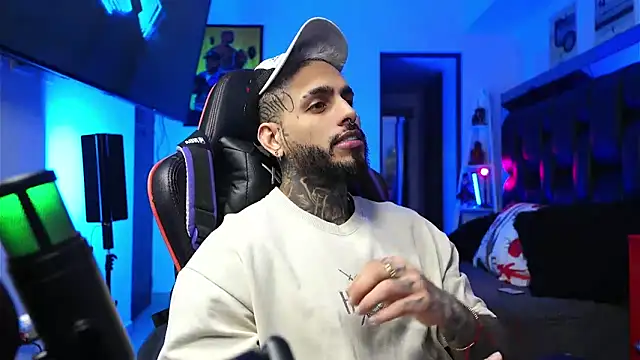 logan hugh8 online show from 02/02/26, 03:49