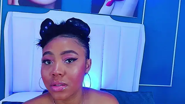 Snapshot of AngelaRoberts chatting on 10/20/25, 04:35 AngelaRoberts online show from 10/20/25, 04:35