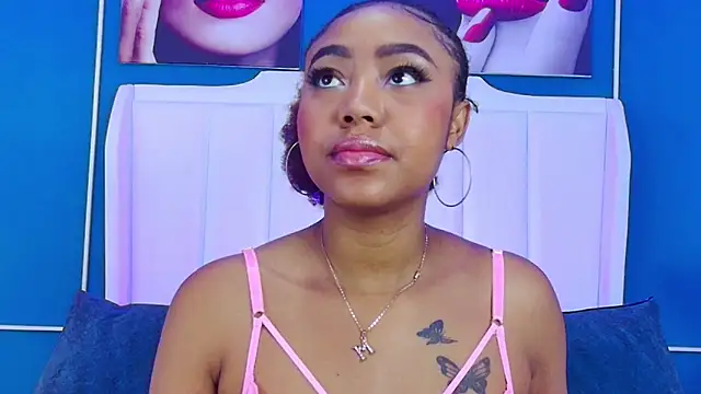 Snapshot of AngelaRoberts chatting on 10/21/25, 02:45 AngelaRoberts online show from 10/21/25, 02:45