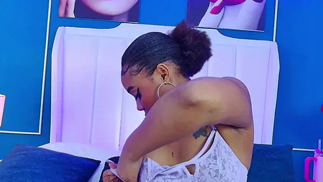 Snapshot of AngelaRoberts chatting on 10/22/25, 04:13 AngelaRoberts online show from 10/22/25, 04:13