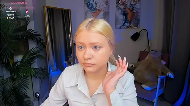 Snapshot of Millie_Vanillies chatting on 09/10/25, 03:01 Millie Vanillies online show from 09/10/25, 03:01