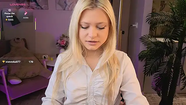 Snapshot of Millie_Vanillies chatting on 10/03/25, 01:41 Millie Vanillies online show from 10/03/25, 01:41